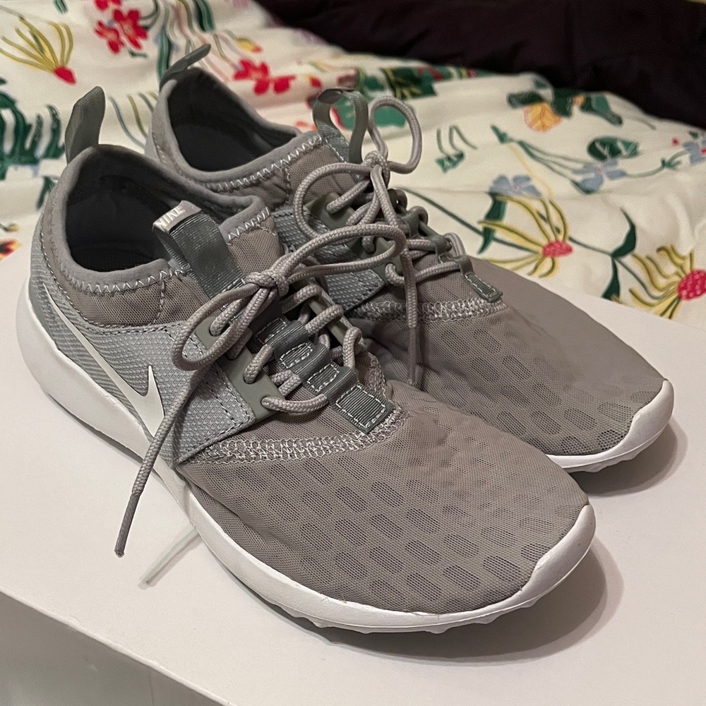 NWOT Nike Lightweight Gray and White Womens Athletic Running Sneakers Size 7